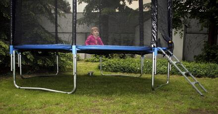 Velká trampolína s ochrannou sítí a žebříkem