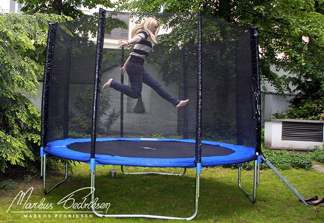 Velká trampolína s ochrannou sítí a žebříkem
