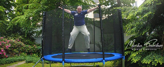 Velká trampolína s ochrannou sítí a žebříkem