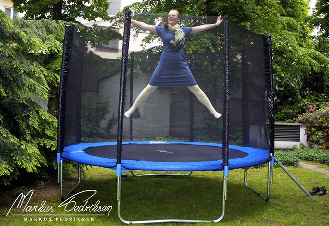 Velká trampolína s ochrannou sítí a žebříkem
