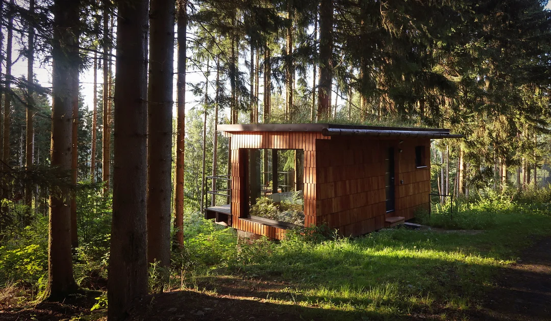 Romantický únik do šumavských lesov: plne vybavený tiny house, raňajky v penzióne