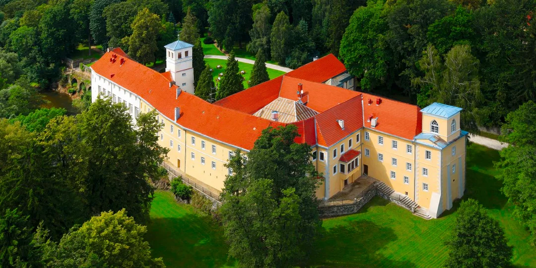 Romantika na poľskom zámku: neobmedzený vstup do wellness, raňajky alebo polpenzia