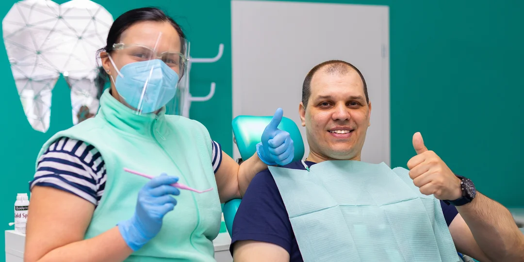 Ambulantné bielenie zubov aj s dentálnou hygienou v Dentleman