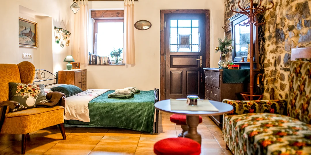 Historický Tiny house v Štiavnických baniach: plne vybavená kuchyňa, terasa aj veľká záhrada