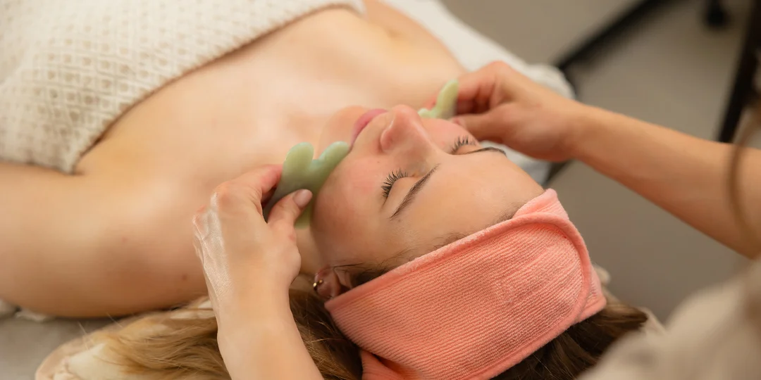 Tvárova gua sha, bukálna či myoliftingová masáž či konzultácia podľa čínskej medicíny