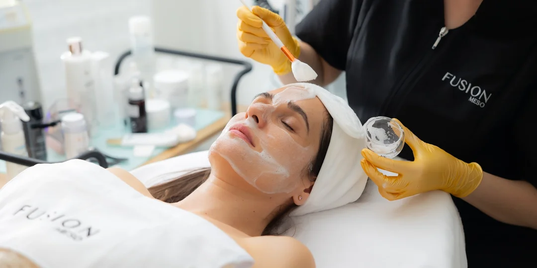 Dajte stopku vráskam, akné či škvrnám: špičkový chemický peeling a LED terapia