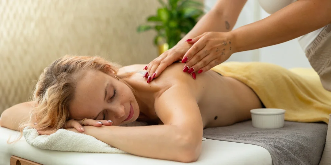 Relax a regenerácia pre tvár aj telo: Kráľovský peeling tela, maderoterapia, masáž i výhodné balíčky