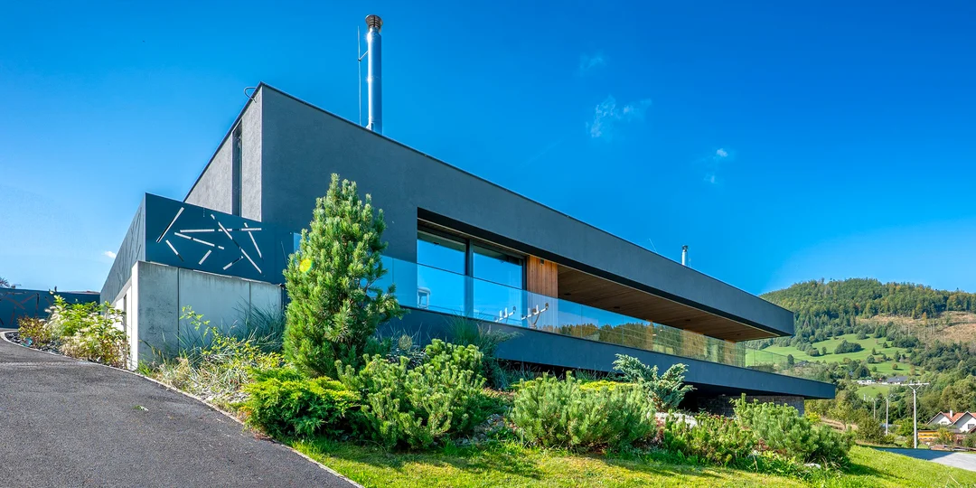 Moderná vila obklopená prírodou: panoramatické výhľady, súkromná terasa, krb, športovisko aj privátny wellness