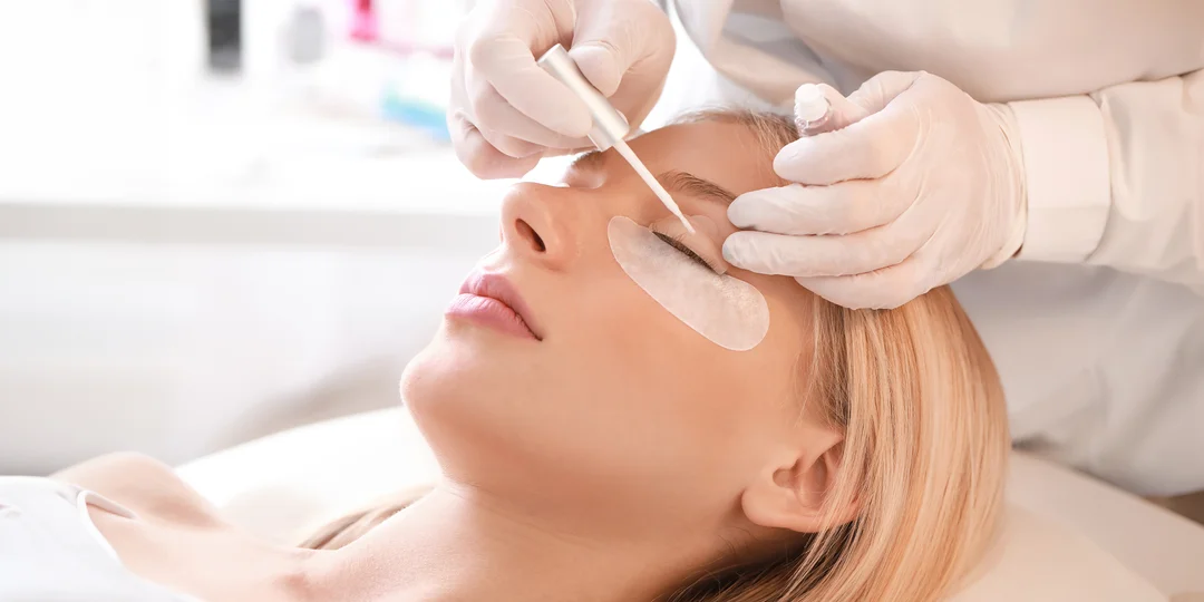 Lash Lifting, laminácia alebo farbenie obočia hennou