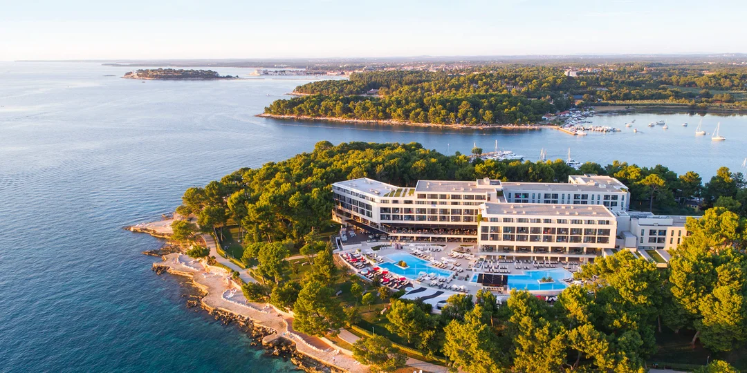 Moderný hotel v chorvátskej Poreči: priamo pri pláži, s polpenziou a wellness