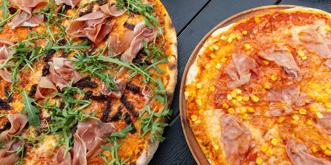 Jedna nebo dvě pizzy o průměru 32 či 42 cm podle výběru ze 6 druhů