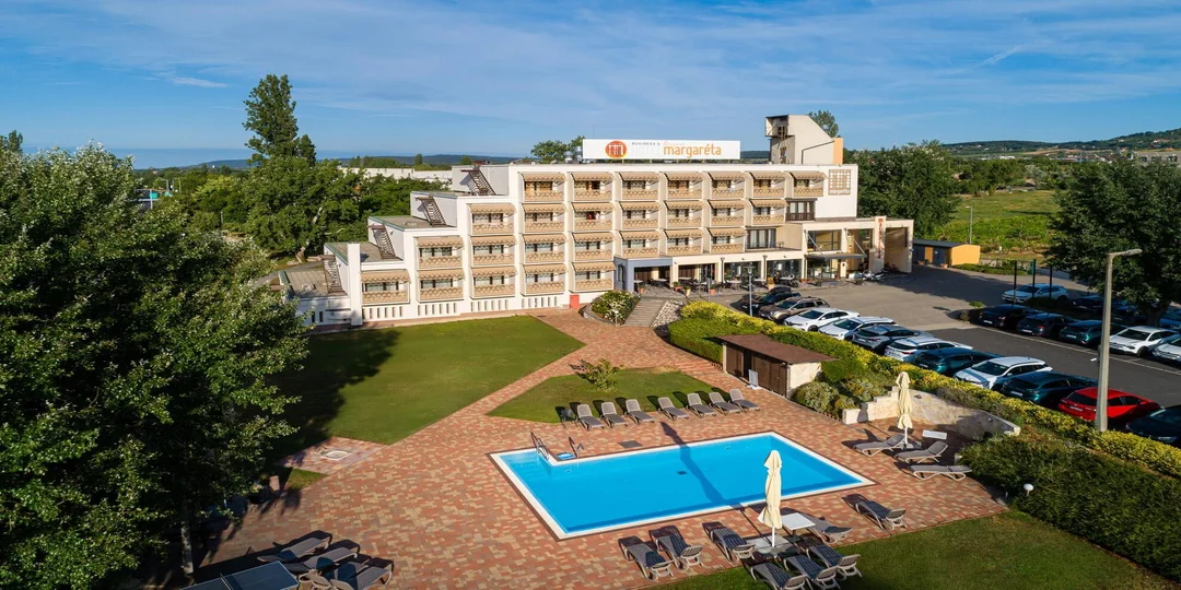 Rodinný hotel pri Balatone: wellness, moderné izby s terasou aj letný pobyt so vstupom na pláž