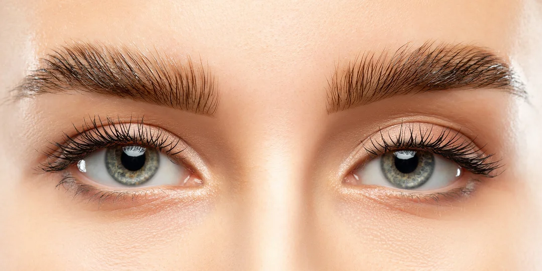 Laminácia obočia alebo lash lifting s vitamínovou výživou