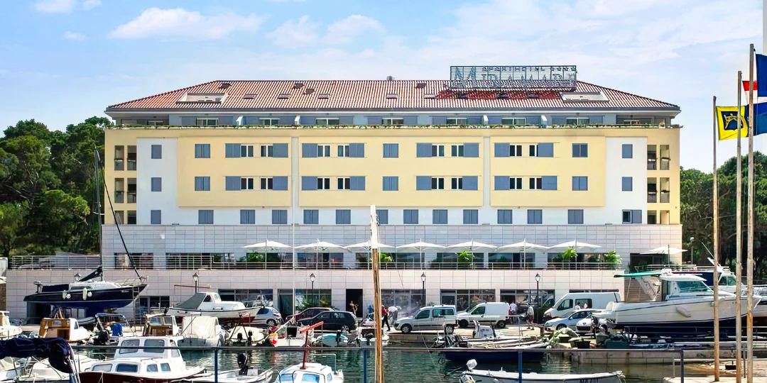 Dovolenka v Chorvátsku: 4* hotel v meste Makarska vrátane stravy a neobmedzeného wellness
