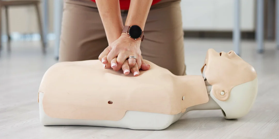 Výuka první pomoci pro dospělé i rodiny s dětmi: praktické nácviky i simulace