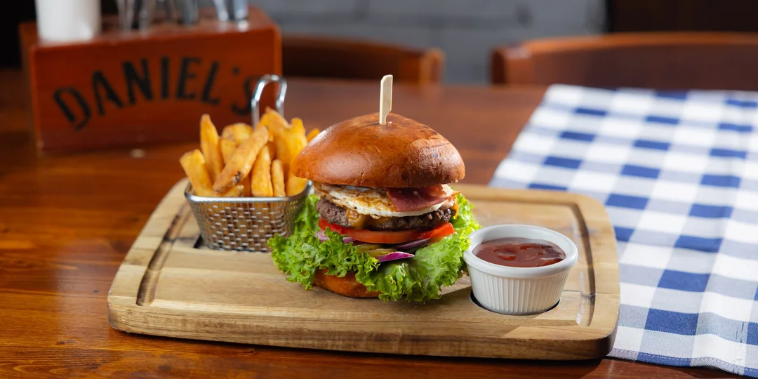 Peckový burger so steakovými hranolčekmi