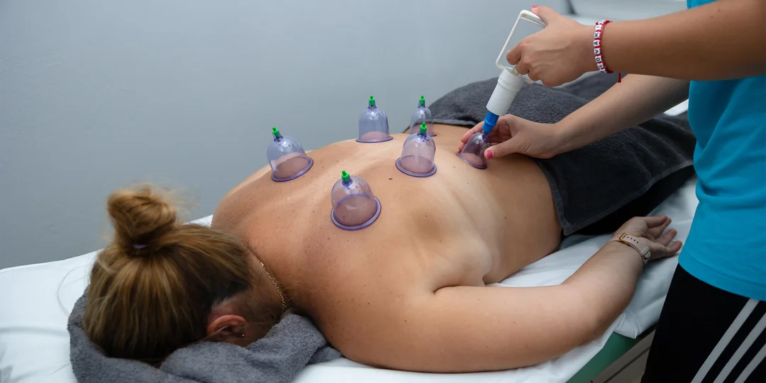 Masáže: klasická, celotelová, bankovanie, mäkké techniky alebo reflexná masáž chodidiel