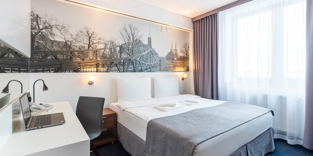 Moderný mestský hotel vo Vroclave s raňajkami pre pár aj rodinu