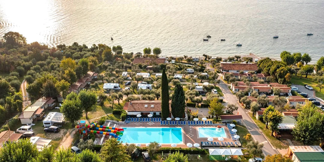 Dovolenka pri Lago di Garda: mobilný domček kúsok od pláže, bazény aj možnosť polpenzie