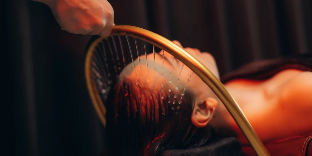 Japonské head spa: kvetinový rituál, vodopád a hĺbkový relax pre vašu myseľ