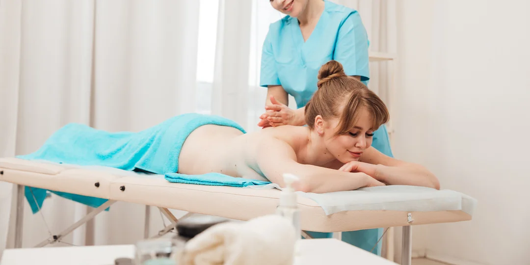 Klasická masáž chrbta, šije, bankovanie aj celotelová relaxácia