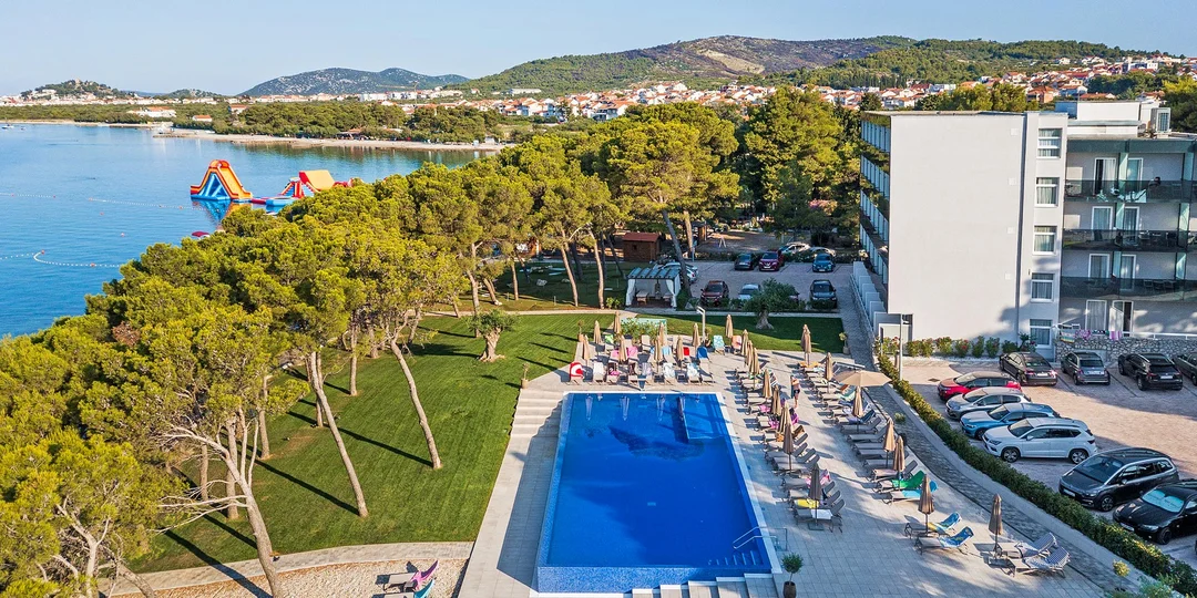 Užite si slnečné dni v Chorvátsku: 4* hotel pri mori, strava, infinity bazén aj výlety