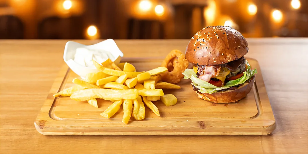 2x Burger menu s hranolčekmi a cibuľovými krúžkami, 7 druhov na výber
