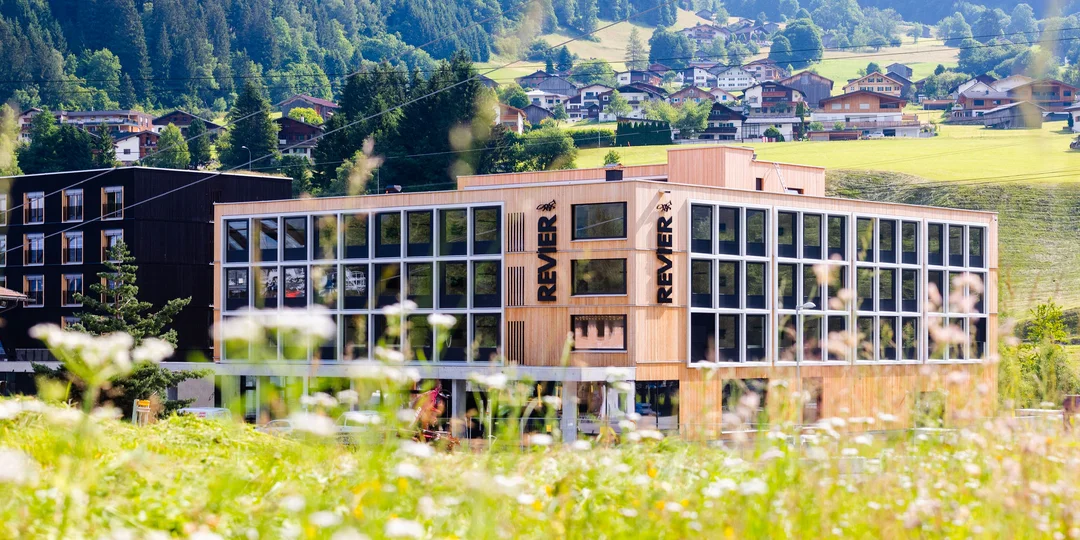 Letný pobyt vo vorarlberských Alpách: moderný hotel s raňajkami, hneď pri lanovke