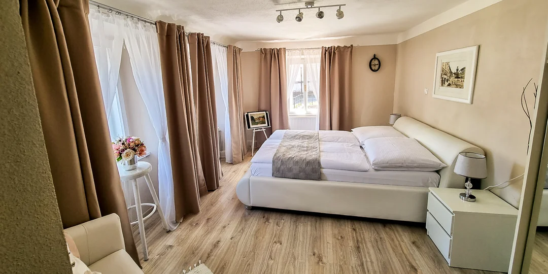 Šik apartmány v historickej budove blízko centra Banskej Štiavnice: parkovanie vo dvore zadarmo
