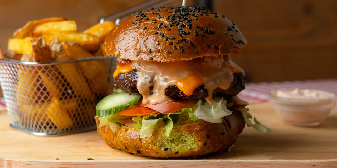 Burger s hranolčekmi a omáčkou: Classic, sedliacky, Brays, SK & HU či Vega