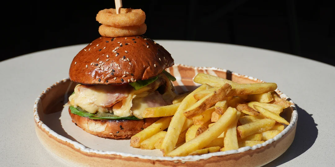 Domáci hovädzí burger s hranolčekmi pre 1 alebo 2 osoby