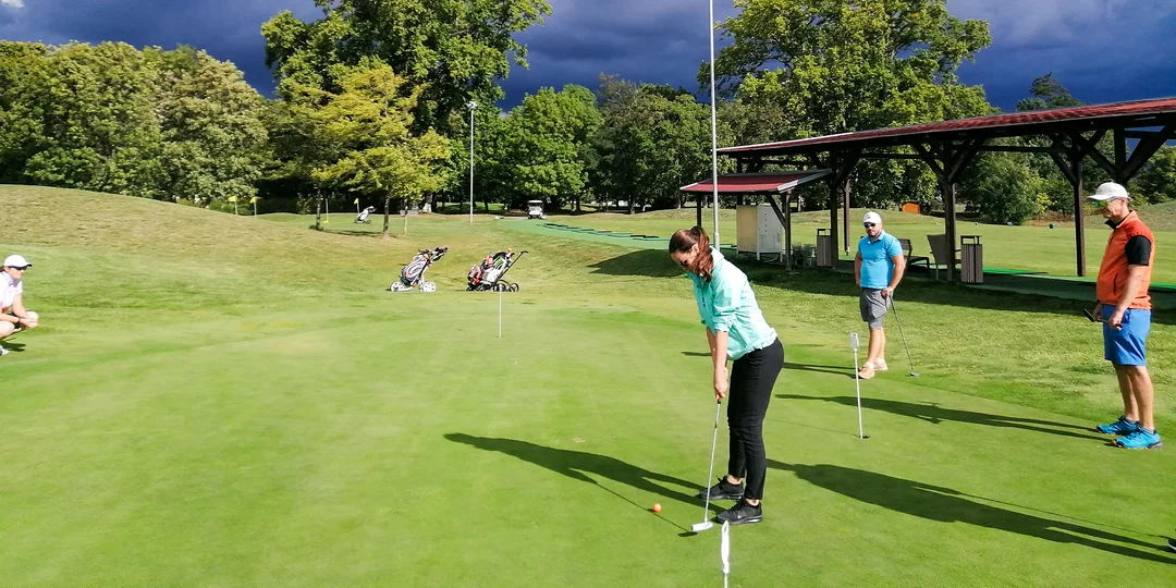 Začnite s golfom! Skupinový kurz vrátane vystavenia Štart karty s PGA golfovým profesionálom Karolom Balnom