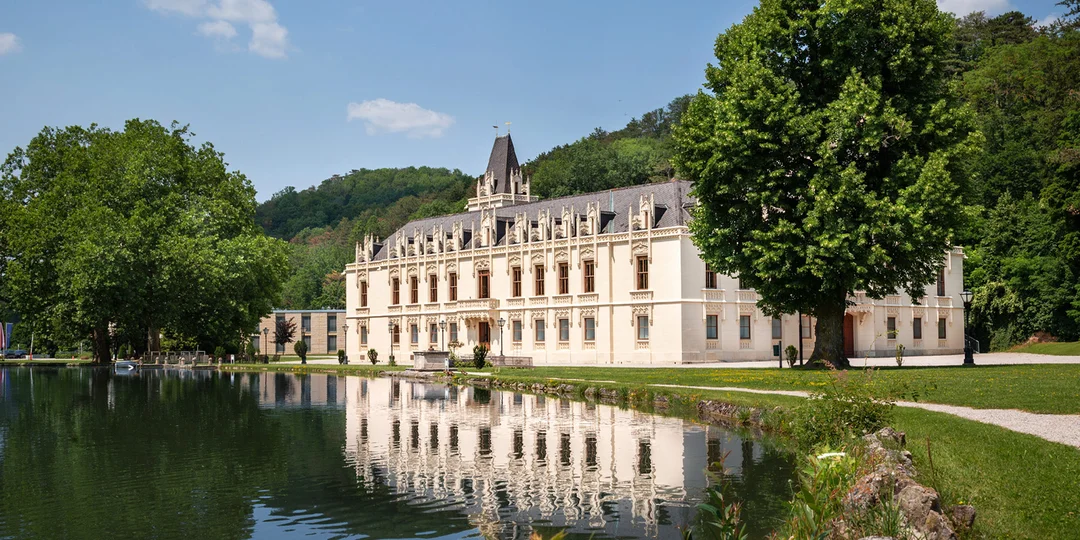 Gutensteinské Alpy: 4* zámocký hotel s raňajkami alebo polpenziou a wellness s rozlohou 400 m²