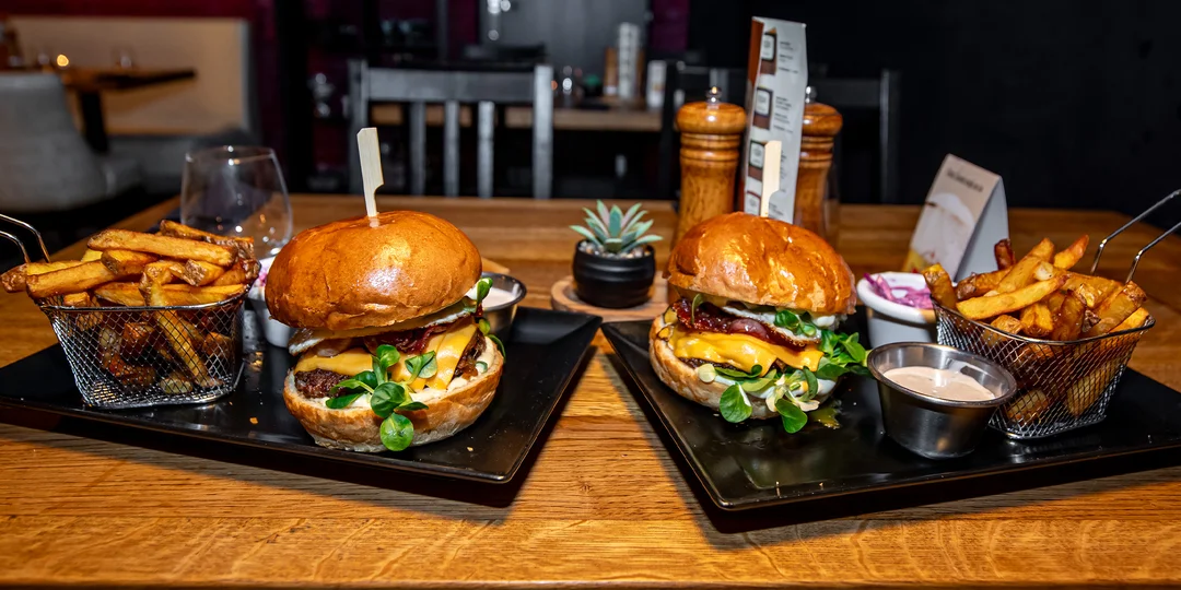 Poctivý hovädzí burger s hranolčekmi a omáčkou pre jedného či dvoch v Black Angus