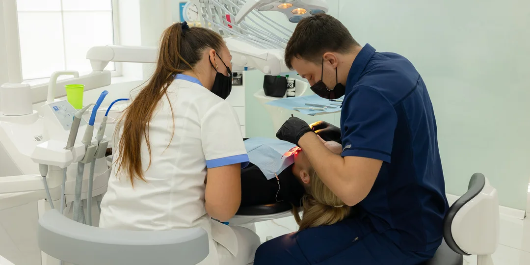Zdravý úsmev pre celú rodinu: Dentálna hygiena s pieskovaním alebo profesionálne bielenie