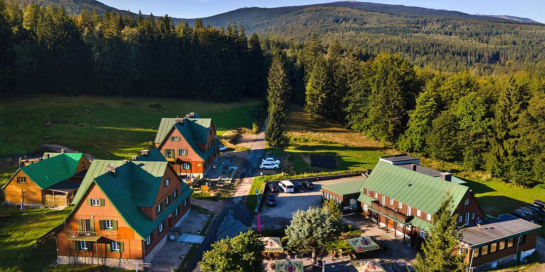 Chatová osada v poľských Krkonošiach: izby až pre 5 osôb s raňajkami, sauna