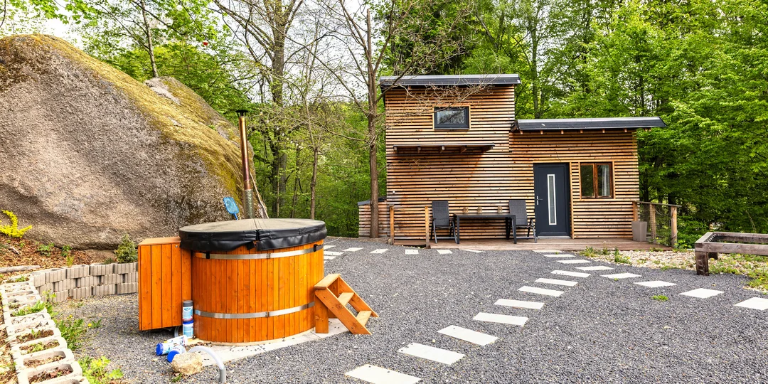 Kúsok pokoja pod skalou v Jizerkách: tiny house s privátnou saunou, možnosť vírivky