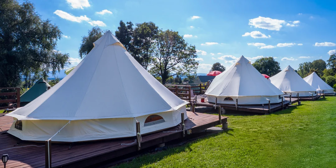 Glamping v polských Krkonoších: stanové městečko nedaleko Jelení Hory, výlety do přírody