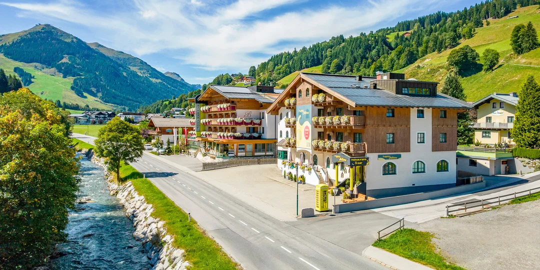 Moderný hotel v rakúskych Alpách: bufetové raňajky a neobmedzená sauna