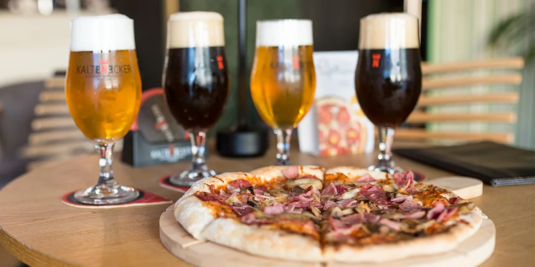 OakAcoustics coffee bar: Káva s lávovým koláčikom alebo pivo s pizzou