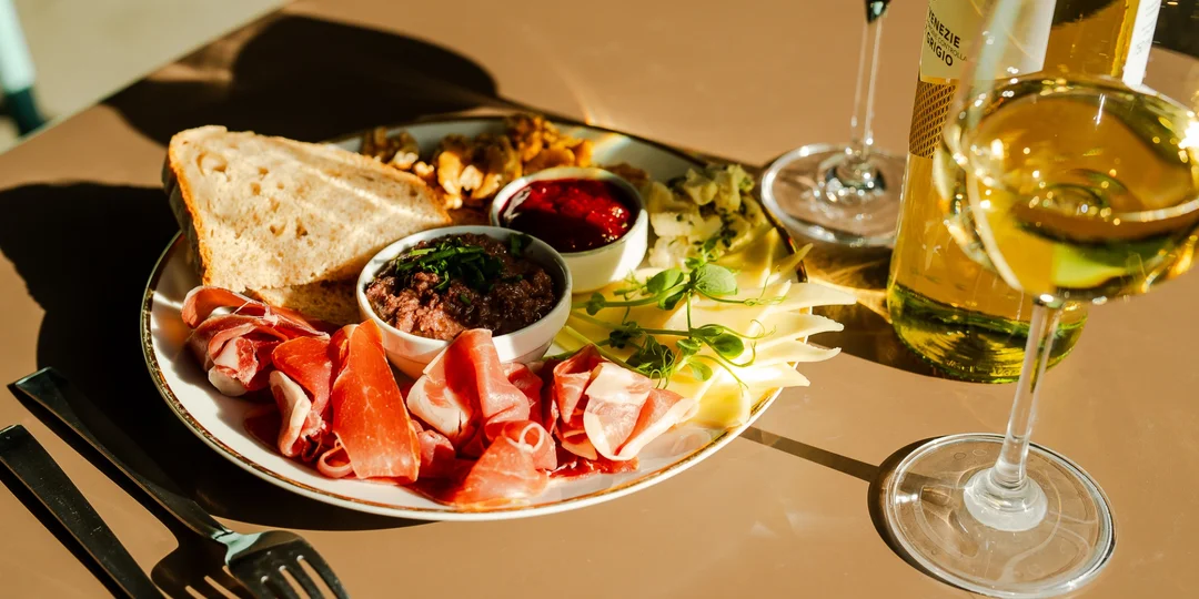 Tapas tanier s koktejlami alebo vínom pre dvoch