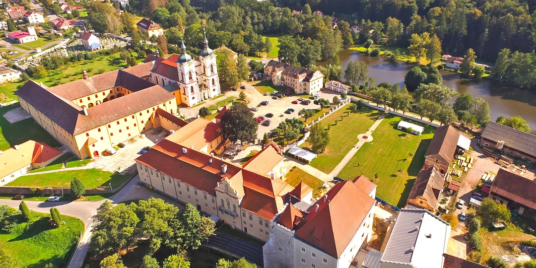 Pobyt v areáli kláštora Želiv: jedlo, wellness a prehliadka pivovaru, kláštora aj kostola od J. B. Santiniho