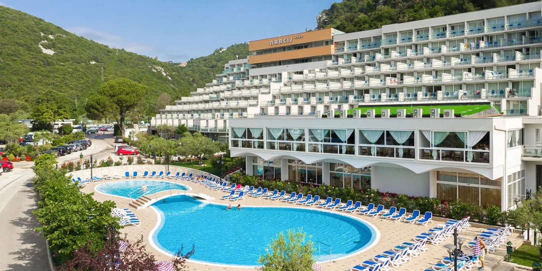 Dovolenka v Rabacu na Istrii: 4* hotel pri pláži, raňajky, polpenzia alebo all inclusive, bazénový komplex