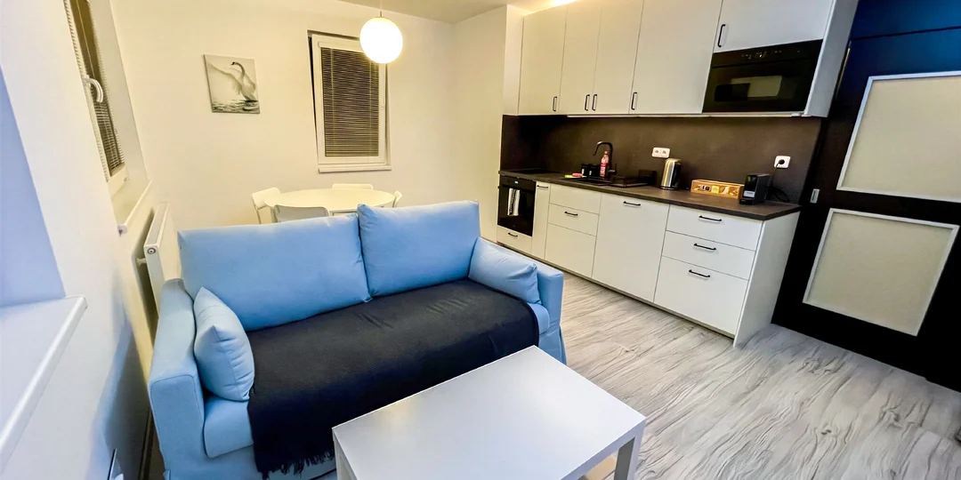 Útulný apartmán pre dvoch v Dúbravke neďaleko Rosničky s kuchyňou, balkónom aj práčkou