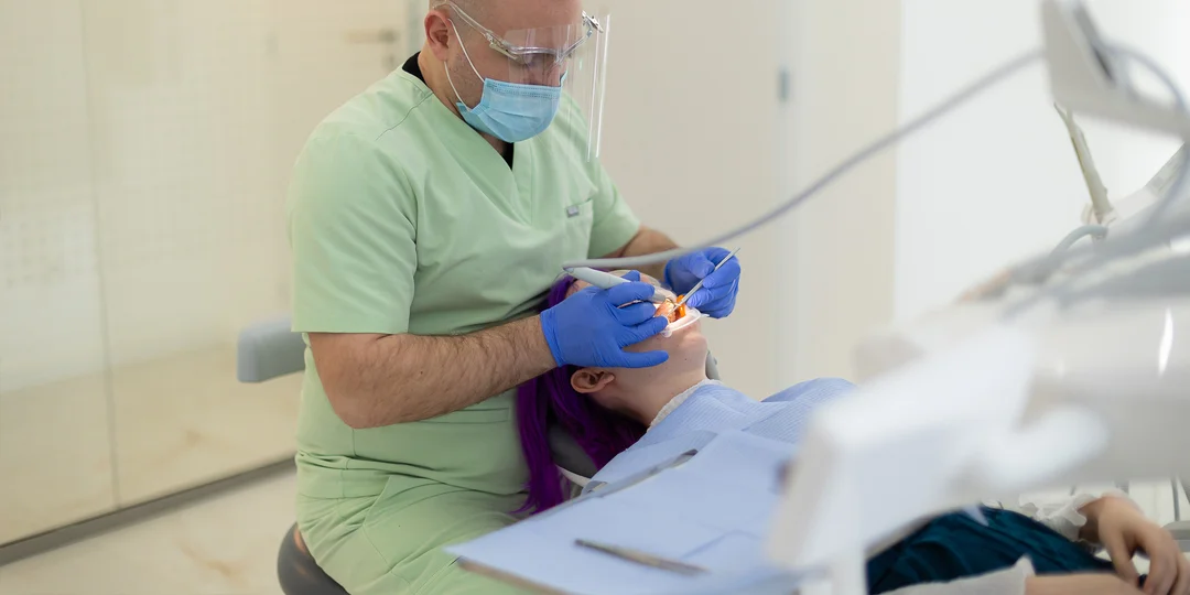 Profesionálna dentálna hygiena alebo šetrné bielenie zubov PURE WHITENING