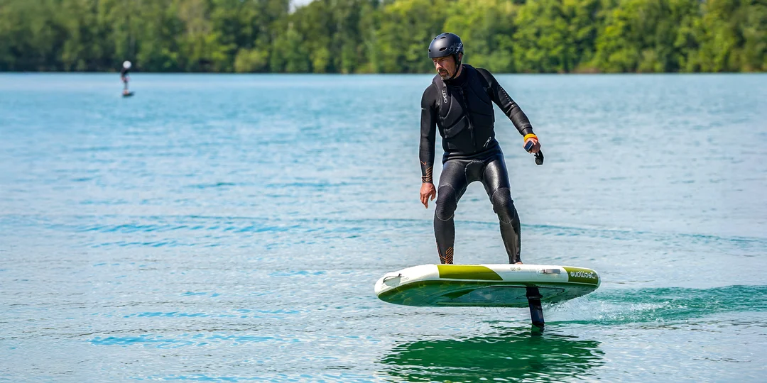Naučte sa jazdiť na eFoil surfe a lietajte nad hladinou! Kurz pre začiatočníkov aj pokročilých