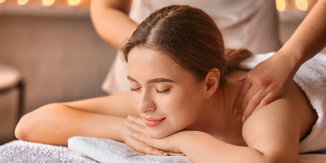 Masáže: klasická, reflexná, bankovanie či lymfodrenáž tváre alebo kraniosakrálna terapia