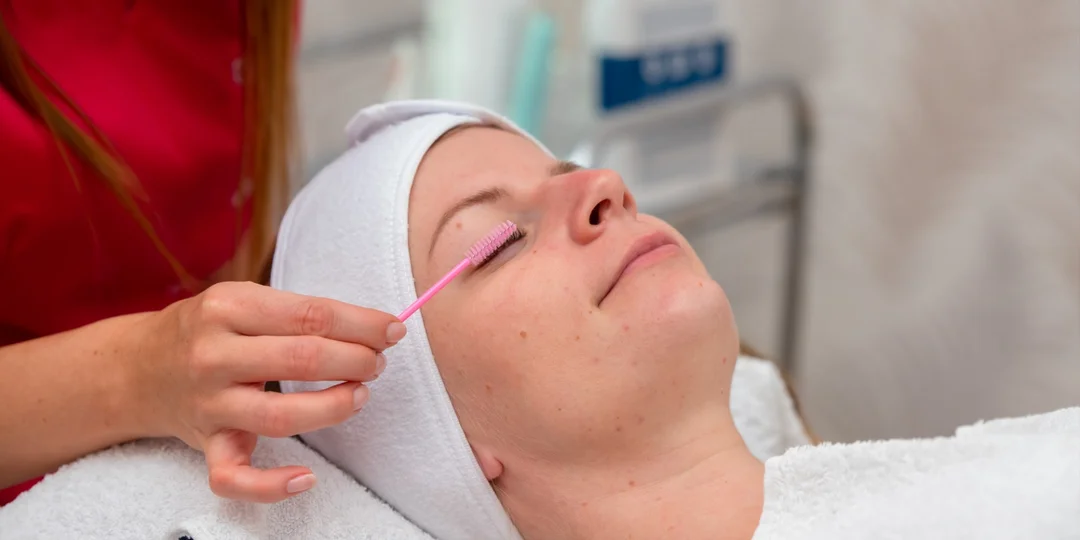 Laminácia obočia alebo Lash lifting