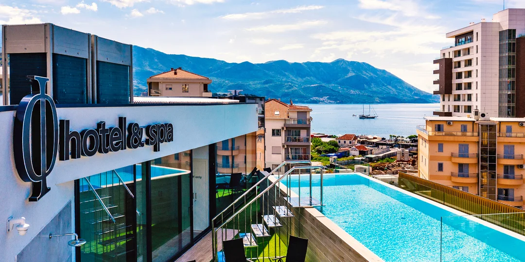 Moderný hotel v Budve: raňajky alebo polpenzia, strešný bazén, k moru 500 m