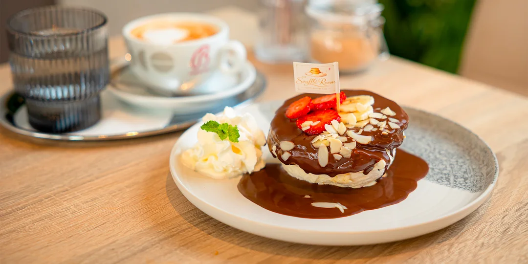 Nadýchané soufflé palacinky a capuccino či flat white